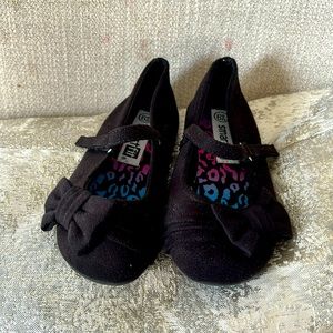 NWOT black Maryjane’s w bows on toes. Velvet suede like feel material. *3